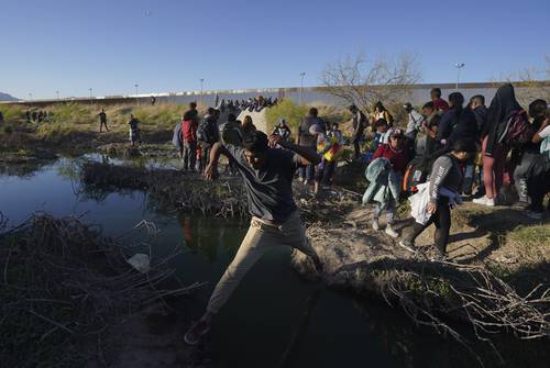 Los migrantes que permanecen en Ciudad Juárez se movilizaron este miércoles y algunos pretendieron ingresar, sin éxito, a territorio estadunidense.