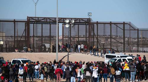 Un rumor en redes provocó largas filas de migrantes en la frontera de Juárez con Estados Unidos, pues se afirmó que se les concedería asilo luego de la tragedia en una estación migratoria. Cuando los extranjeros se dieron cuenta que serían deportados a sus países retornaron a las calles de la ciudad mexicana.