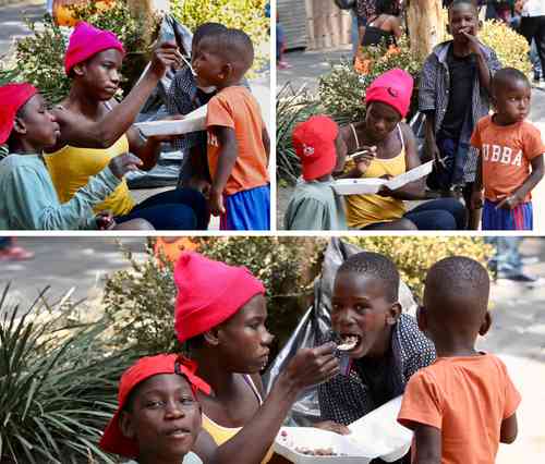 Una haitiana alimenta a sus tres hijos con un solo plato de arroz con frijoles y pollo, que le costó 100 pesos.