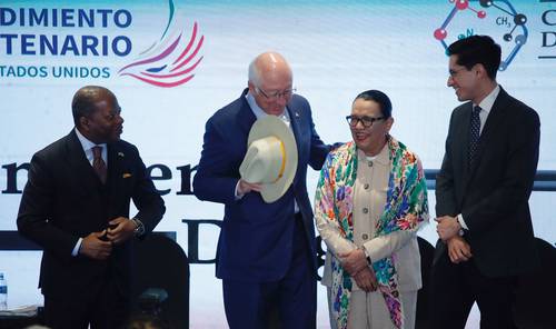 Todd Robinson, secretario adjunto de la Oficina de Asuntos Internacionales de Narcóticos y Aplicación de la Ley de Estados Unidos; Ken Salazar, embajador de ese país en México; Rosa Icela Rodríguez, secretaria de Seguridad y Protección Ciudadana, y Roberto Velasco, jefe de la unidad de la cancillería para América del Norte, durante la apertura de la Conferencia sobre Drogas Sintéticas.