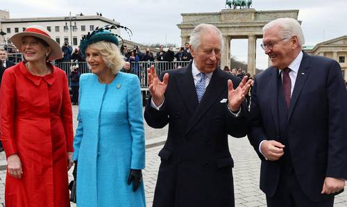 Alemania y Reino Unido se mantienen unidos “junto a Ucrania” en su lucha contra la invasión rusa, declaró el rey Carlos III de Inglaterra ayer en Berlín, en su primera visita al extranjero como soberano. En la imagen, el monarca (centro) habla con el presidente alemán, Frank-Walter Steinmeier, frente a la Puerta de Brandenburgo. A la izquierda, Elke Buedenbender, esposa del mandatario alemán, y la reina consorte Camila.