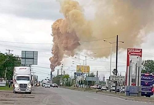 Al fondo, la refinería de Petróleos Mexicanos en el municipio de Cadereyta, Nuevo León, a la cual se atribuye gran parte de la contaminación atmosférica en la zona metropolitana de Monterrey.