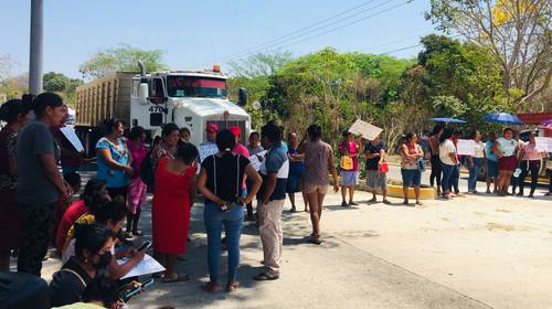 Familiares de la mixteca Maricruz García Margarito bloquearon ayer la carretera federal Acapulco-Pinotepa Nacional, en la Costa Chica de Guerrero. Demandan la presentación con vida de la joven, quien fue secuestrada la noche del pasado lunes cerca de la comunidad de Yoloxóchitl.