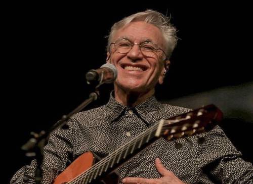 El músico y poeta brasileño Caetano Veloso será nombrado doctor honoris causa por la Universidad de Salamanca el próximo 4 de septiembre, informó ayer esa casa de estudios española. Su candidatura fue presentada por la Facultad de Filología y el Departamento de Filología Moderna, con la adhesión del Centro de Estudios Brasileños, y defendida, ante el Claustro de Doctores, por el catedrático de filología gallega y portuguesa Pedro Serra. El reconocimiento destaca la larga trayectoria artística e intelectual del también compositor, arreglista, productor musical y escritor.