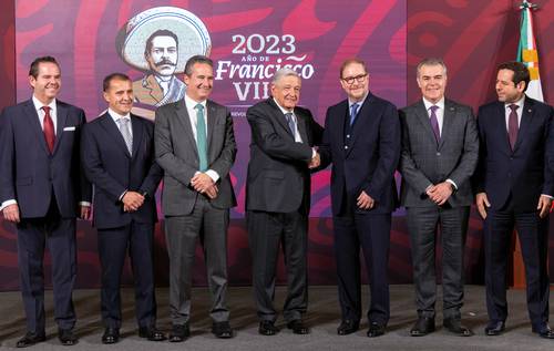 Andrés Manuel López Obrador estrecha la mano de Francisco Casanueva, nuevo presidente del Consejo de la Comunicación. Junto al mandatario, José Carlos Azcárraga, dirigente saliente, y otros líderes empresariales, ayer en Palacio Nacional.