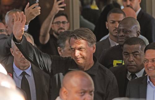 Jair Bolsonaro tuvo una recepción en la sede del Partido Liberal en Brasilia, a su llegada ayer a Brasil.