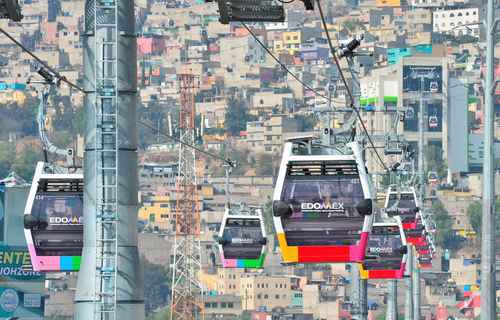 La línea 2 del Mexicable entró en operación la tarde de ayer; la nueva ruta conecta los municipios mexiquenses de Ecatepec y Tlalnepantla con la terminal Indios Verdes de la línea 3 del Metro, en la Ciudad de México, y tuvo un costo de 2 mil 500 millones de pesos.