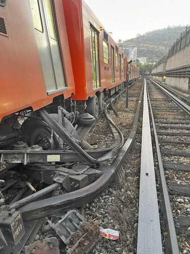 Técnicos especialistas del STC Metro realizaron maniobras para volver a acoplar el vagón sobre la vía e incorporarlo a la zona de talleres.