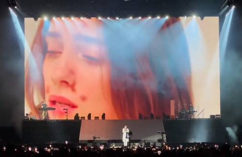 La cantante, vestida de blanco, con la holgada ropa que la caracteriza, comenzó su concierto en el Foro Sol con Bury a friend.