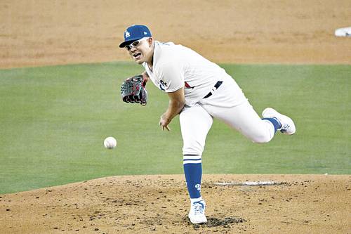 Urías lanzó en seis entradas en la victoria 8-2 de Los Ángeles sobre los Diamondbacks de Arizona.