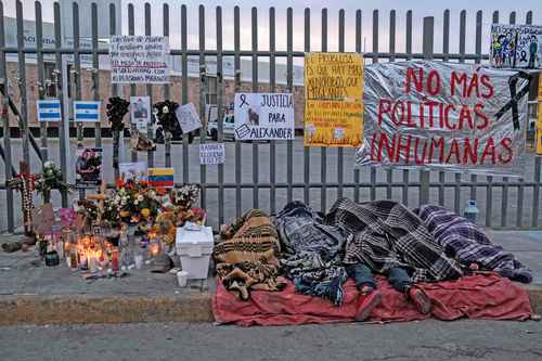 Migrantes duermen afuera del albergue del INM que se cerrará de manera definitiva.