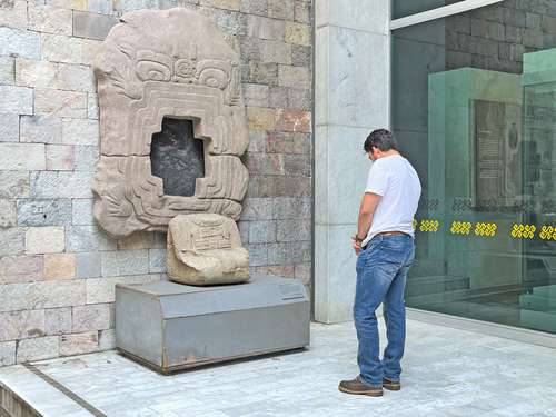 Montada sobre el muro, una réplica del monumento recuperado que data de hace 2 mil 500 años y que fue extraído ilegalmente en la década de 1960 de la zona arqueológica de Chalcatzingo.
