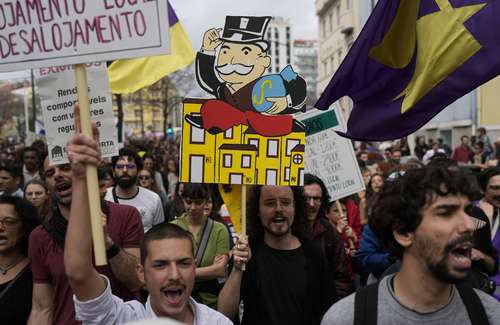 “La vivienda es un derecho”, gritaron los inconformes en varias ciudades portuguesas. La imagen, en Lisboa.