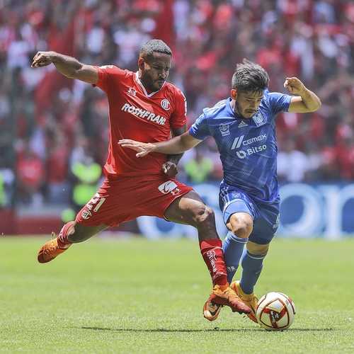 Bryan Angulo, de Toluca, y Jesús Garza, de los Tigres, durante una de las jugadas de ayer en el estadio Nemesio Díez.