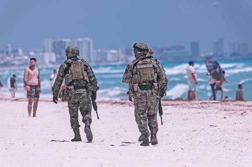 Elementos del Ejército Mexicano realizaron una búsqueda en playa Delfines, en la zona hotelera de Cancún, Quintana Roo, luego del asesinato de cuatro personas.