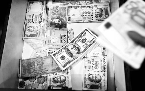 Dinero de India y otras divisas en una casa de cambio en Bangalore. Imagen de archivo.