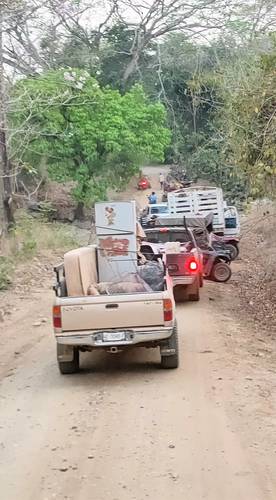 Una familia de campesinos originaria de la localidad de El Porvenir, municipio de Tecpan de Galeana, en la sierra de Guerrero, traslada sus pertenencias en una camioneta. Los lugareños abandonan sus hogares y ejidos debido a la violencia criminal que azota la región.