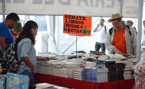 En sus primeras horas, la asistencia a la explanada del Monumento a la Revolución superó la que se vio en buena parte de la reciente Feria Internacional del Libro del Palacio de Minería.