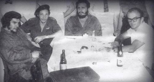 De izquierda a derecha, el Ché Guevara, Raúl y Fidel Castro y Antonio del Conde.