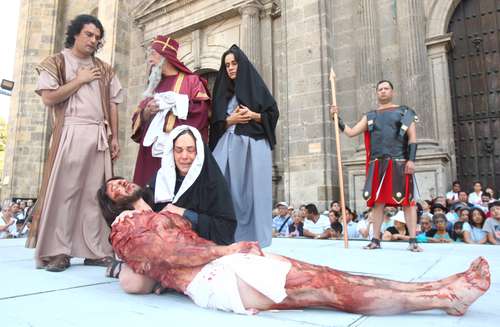  Escena de la pasión de Cristo, en la plazoleta de la Catedral Metropolitana de Guadalajara, Jalisco. Foto Arturo Campos Cedillo