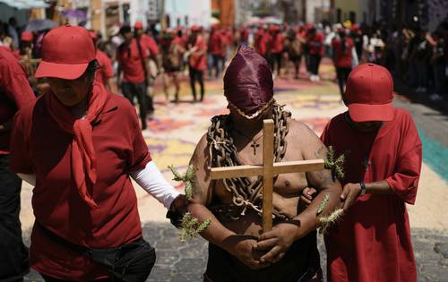  Un hombre carga pesadas cadenas, y además, como penitencia se enterró cactáceas en la piel, durante la procesión de Viernes Santo en Atlixco, Puebla. Foto Ap
