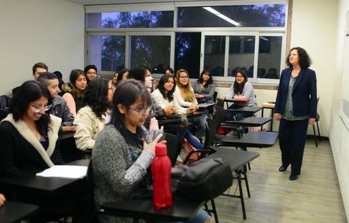 Además de las dificultades que enfrentan las solicitantes de ingreso a ciertas carreras como ingeniería, matemáticas, ciencias y tecnologías de avanzada, las mujeres son minoritariamente aceptadas. En la imagen, aula de la UNAM en 2018.