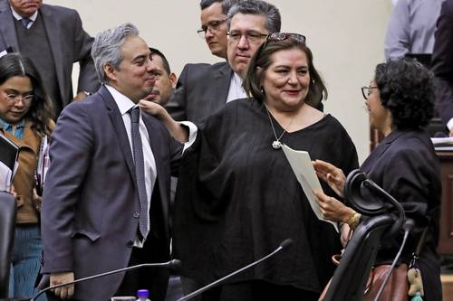 Guadalupe Taddei Zavala, al centro, tras finalizar la reunión extraordinaria del Consejo General del INE.