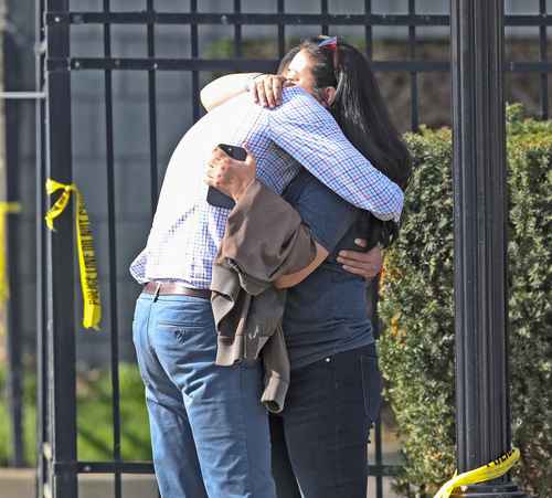 Cinco personas murieron y al menos 8 resulta-ron heridas ayer, después de que un hombre identificado como Connor Sturgeon, de 25 años, abrió fuego en un banco de Louisville, la principal ciudad de Kentucky, en Estados Unidos, y difundió imágenes del ataque en directo por Internet antes de ser abatido. El agresor fue un empleado del banco, según la policía. Las autoridades no especificaron el móvil de la agresión, pero, según la cadena CNN, le habían notificado que sería despedido y dejó una carta para sus familiares en la que anunciaba que iba a abrir fuego en la sucursal. La imagen, afuera del edificio donde ocurrió el tiroteo.