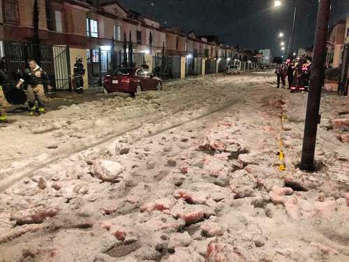 La calle Mesones, donde se ubica el fraccionamiento Real Granada, municipio de Tecámac, estado de México, quedó cubierta luego de una fuerte granizada ocurrida la tarde de ayer; elementos del cuerpo de bomberos quitaron el hielo.