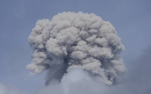 El olor a azufre y el ardor en los ojos alertaron a la población colombiana de Villahermosa, cercana al volcán Nevado del Ruiz, que ayer emitió una columna de gases y ceniza de mil 800 metros, señal de una actividad volcánica inestable que ha persistido en los últimos días y provocado alerta en las zonas de riesgo ante una posible erupción. La última vez que el volcán se reactivó fue el 13 de noviembre de 1985 causando la muerte de 25 mil personas al arrasar el municipio de Armero, en el departamento de Tolima.