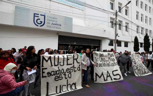 Integrantes de diversos colectivos que acompañaron a Stephany Ortiz, víctima de abuso sexual, exigieron a la Fiscalía General de Justicia de la Ciudad de México que se actúe contra su agresor, Martín Rebolledo, un ex elemento de la Secretaría de Seguridad Pública, quien no se presentó a la audiencia inicial, luego de argumentar “un supuesto accidente”, por lo que ésta fue aplazada hasta el 20 de abril. El miedo de que su agresor cumpla con sus “amenazas de muerte” ha llevado a la joven y a su familia a esconderse y solicitar el Código Águila, para que su domicilio sea visitado de manera periódica por una patrulla.