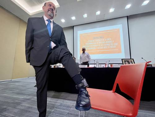 Daniel García Rodríguez, una de las víctimas del caso sentenciado por la Coridh, muestra brazalete electrónico con que es monitoreado, ayer en la sede de la CDHCDMX.