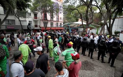 Al fondo, algunos de los protagonistas de la gresca que fueron contenidos por los agentes.