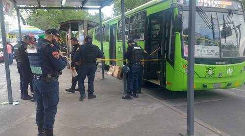 Una mujer falleció luego de ser atropellada sobre la calzada Ignacio Zaragoza, a la altura de la calle 31, en la alcaldía de Venustiano Carranza, por un camión de la Red de Transporte de Pasajeros identificado con el número 1629 que cubría la ruta de apoyo a la línea 1 del Metro, de Balderas a Pantitlán. Policías de la Secretaría de Seguridad Ciudadana acudieron al lugar y acordonaron la zona mientras paramédicos trataron de brindar apoyo a la víctima, de 44 años; sin embargo, reportaron que ya no tenía signos vitales. El vehículo fue asegurado y al lugar llegó personal de Servicios Periciales para levantar el cuerpo.