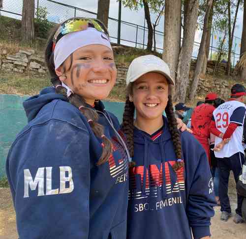 Regina Aguilar y Romina Casillas integran la selección mexicana de softbol subcampeona en los Panamericanos de Lima, Perú, y jugarán la Copa Mundial en octubre próximo, en Japón.