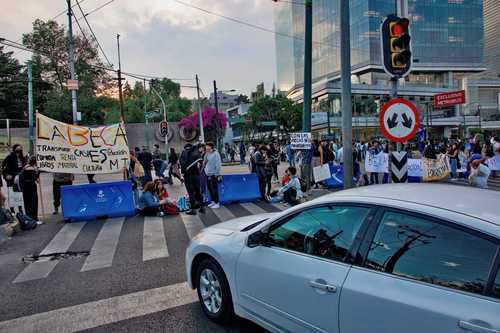 El pasado martes, estudiantes de la Facultad de Ciencias Políticas y Sociales bloquearon Insurgentes Sur y Eje 10 Sur, en rechazo a la disminución de recursos del programa de becas.
