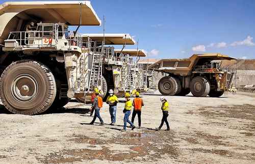Algunos de los 90 camiones de carga conocidos como yucles esperan turno en un patio de maniobras para ingresar al tajo principal de la mina de oro a cielo abierto Peñasquito, propiedad de la empresa anglo-canadiense Newmont-Goldcorp, la más grande de su tipo en México, ubicada en el municipio de Mazapil, Zacatecas.