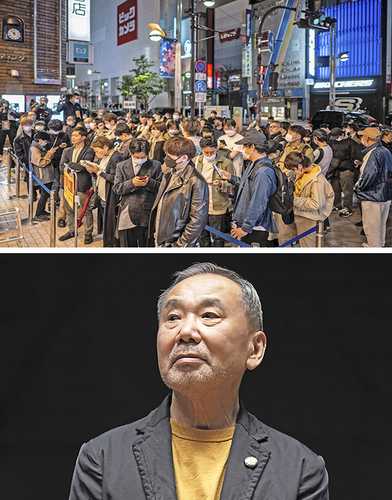 Decenas de lectores de Murakami (sobre estas líneas) se reunieron la madrugada del jueves en la librería Kinokuniya, en Tokio.
