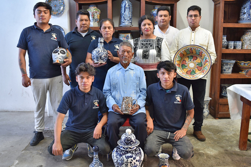 Sr. Ignacio Contreras Pérez acompañado de sus hijos y nietos qué siguen trabajando la cerámica, San Pablo del Monte, Tlaxcala, 2021.  Moises Neftali Nava Rodríguez