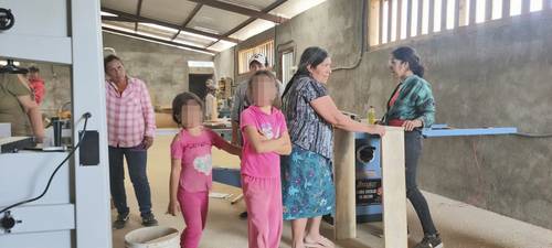 Mujeres de la comunidad de San Antonio de las Tejas, municipio de Coyuca de Catalán, en la sierra de Guerrero, realizan manualidades de madera, las cuales venden para generar ingresos y apoyar a sus parejas, que en su mayoria trabajan en el campo.