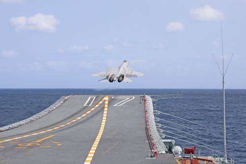 Un avión de combate chino J-15 despega del portaviones Shandong durante un ejercicio militar. La información revelada señala que sólo un poco más de la mitad de la fuerza aérea de Taiwán podría utilizarse en combate.