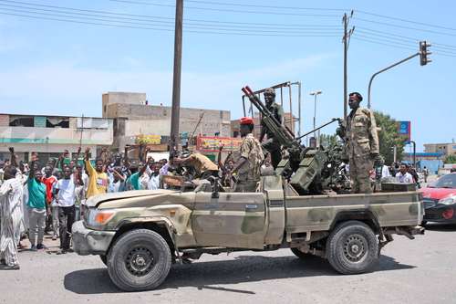 Pobladores saludan a soldados leales al jefe del ejército Abdel Fattah Burhan, ayer en Puerto Sudán.