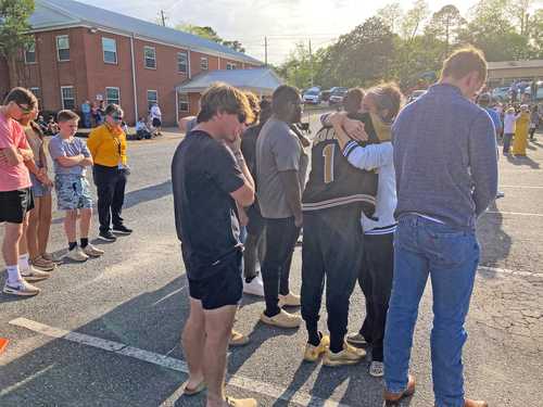 Afuera de una iglesia bautista en Dadeville, Alabama, se organizó ayer una vigilia por las víctimas de la balacera en una fiesta de cumpleaños. La mayoría eran adolescentes.