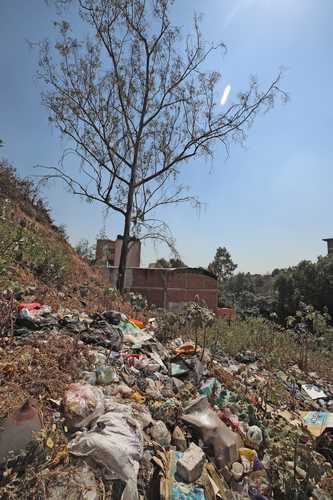  En la zona de barrancas de la alcaldía Álvaro Obregón se pueden hallar muchos sitios llenos de desperdicios. En la imagen, aspecto del río Guadalupe, en la colonia Las Águilas. Foto Alfredo Domínguez