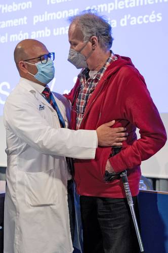  Xavier abraza a uno de los médicos que participaron en la cirugía. Foto Afp