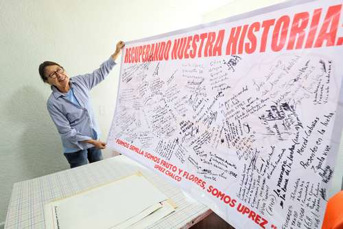Esta organización social mexicana cumplió 36 años el pasado primero de febrero. Arriba, Pilar Quintero muestra una pieza del acervo.