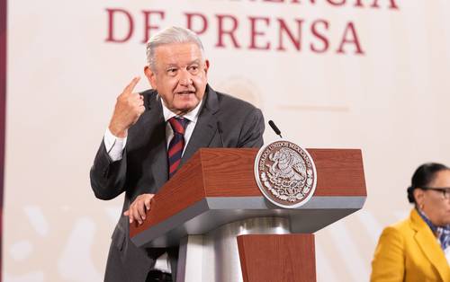 El presidente Andrés Manuel López Obrador, durante la mañanera de ayer. Lo acompaña la titular de la SSPC?