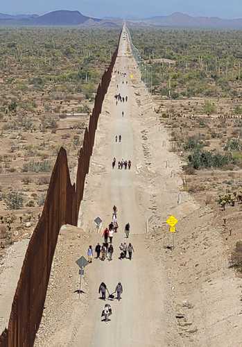 En dos operativos de la Patrulla Fronteriza, realizados el pasado fin de semana, fueron localizados cerca de 500 migrantes en los límites entre Sonoyta, Sonora, y Lukeville, Arizona, a unos 40 kilómetros del cerco aduanal.