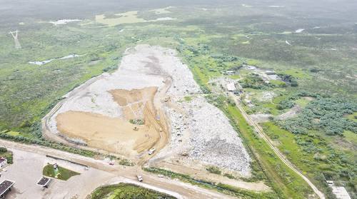 Uno de los riesgos del basurero, ubicado en el sur de Veracruz, es que se encuentra sobre ductos de Pemex y en medio de torres de la CFE, señalaron universidades locales y el Conacyt.