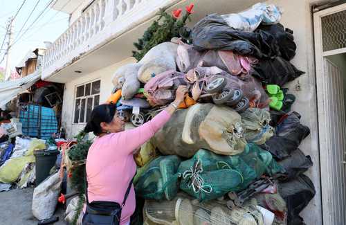 Margarita Islas, residente de la colonia Renovación, en su casa que funciona como bodega de cientos de objetos encontrados entre los desechos. Foto Roberto García Ortiz